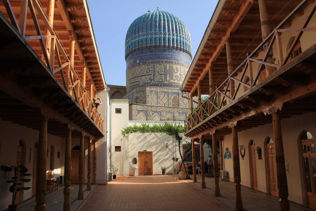Innenhof mit Blick auf Bibi Chanum-Moschee Hotel Bibikhanum