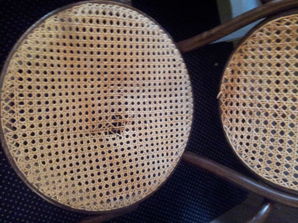 Één van de stoelen op kamer (kapot) Hotel Ter Brughe