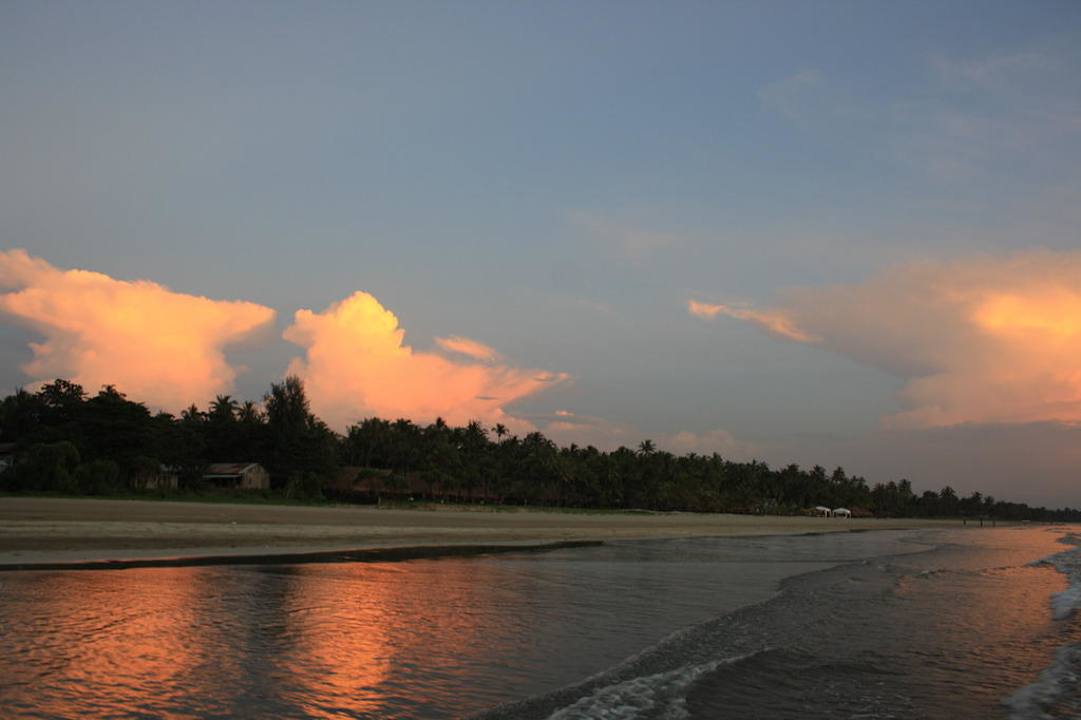 Strand in der Abendsonne Hotel Palm Beach Resort