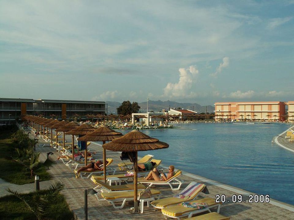 Große Poolanlage mit Insel Blue Lagoon Resort