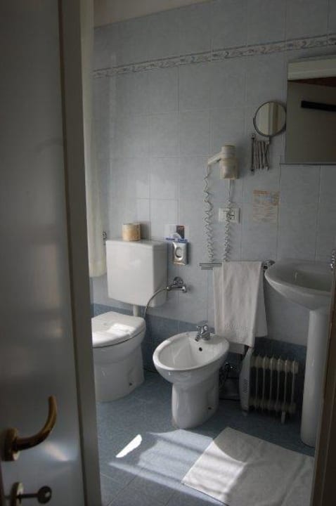 Bagno con box doccia - bathroom with shower Hotel Irene