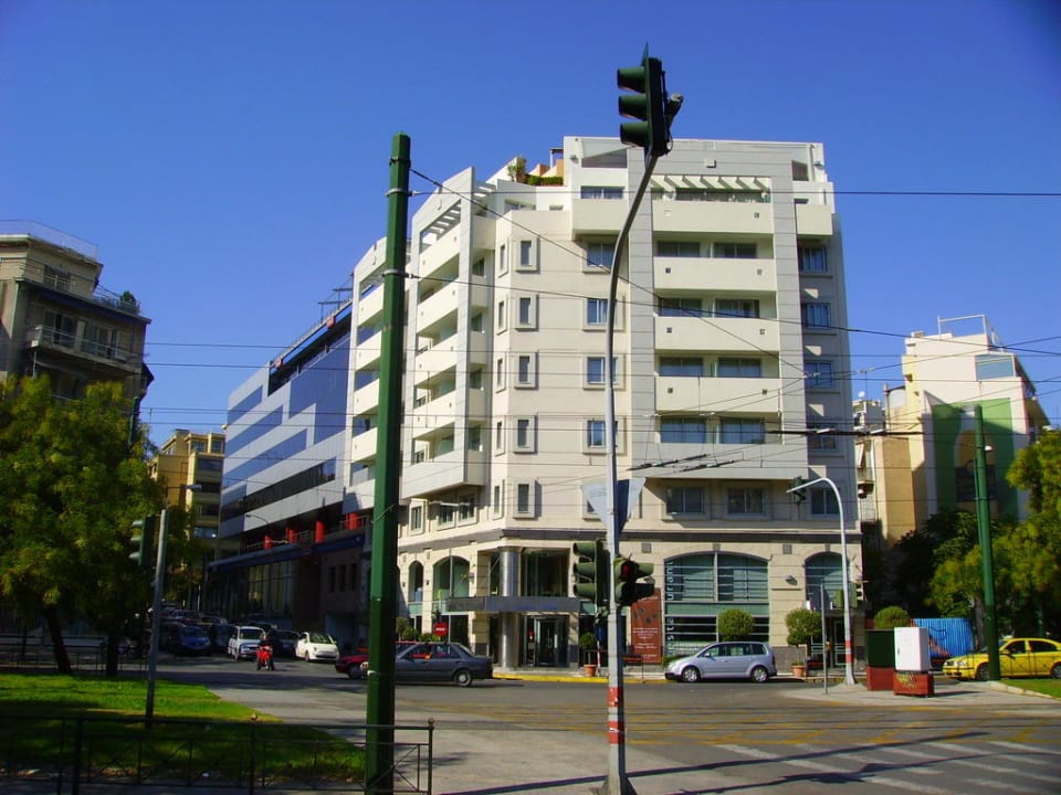 Gesehen von der anderen Straßenseite Hotel Athenian Callirhoe