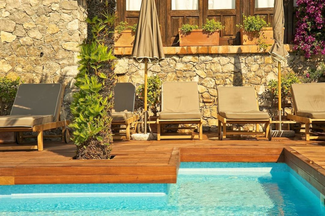 Pool sun loungers Hotel Villa Carlotta