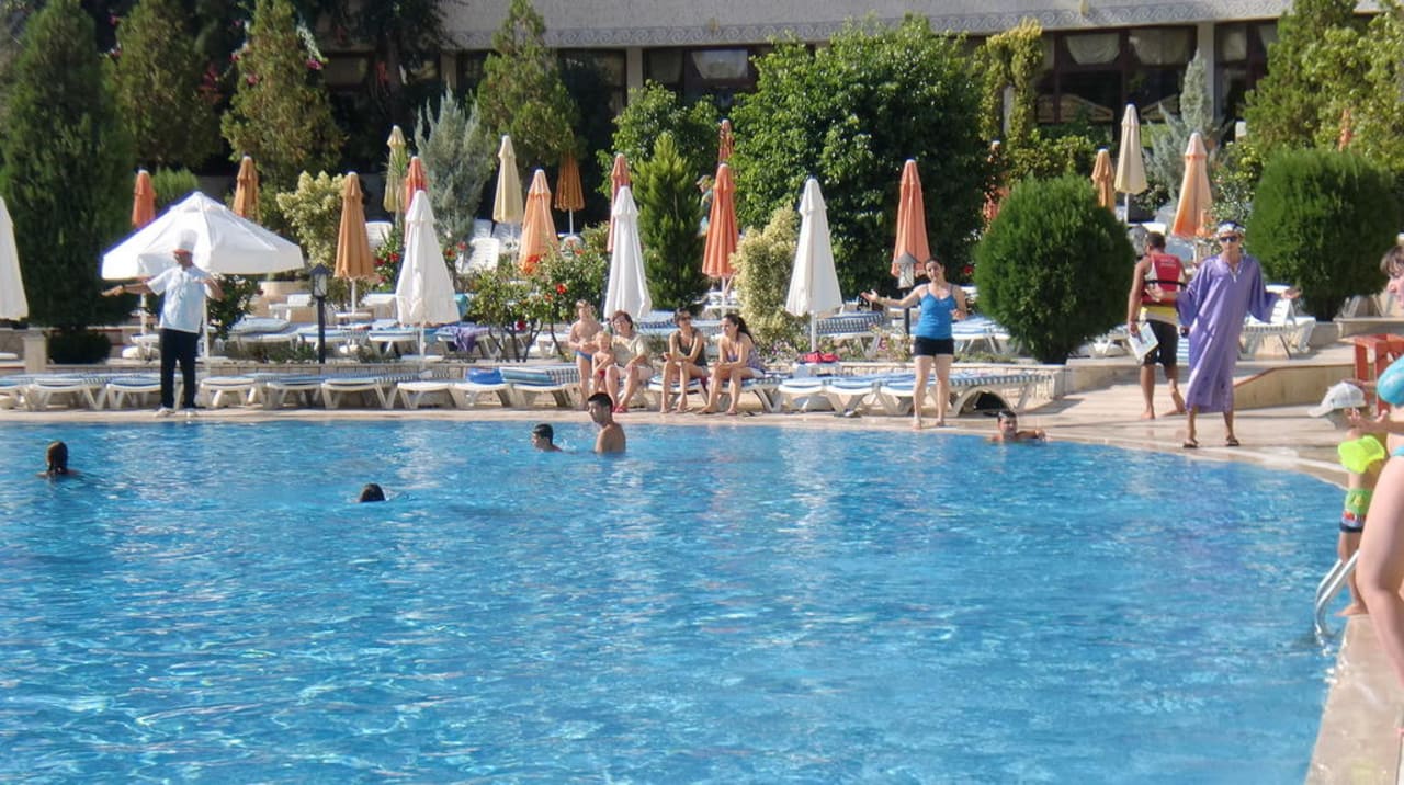 Morgenritual: Singen und Tanzen am Pool Saphir Hotel & Villas