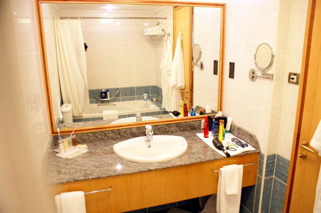 Waschbecken im Bad Le Meridien Mina Seyahi Beach Resort & Waterpark