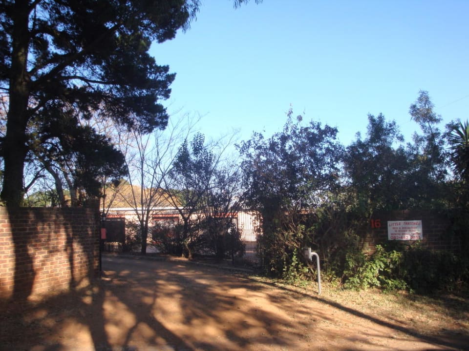 Die Einfahrt Hotel Little Thatches