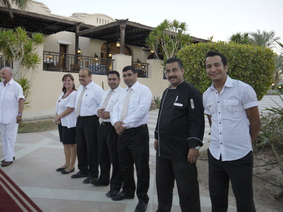 Frau Schaeferlein empfängt die Gäste mit dem Team Hotel JAZ Makadi Star & Spa