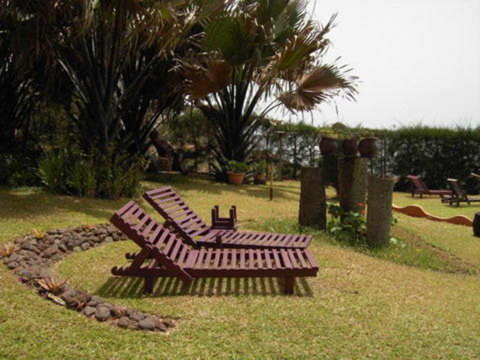 Liegewiese vor Manor Suites Hotel Ngala Lodge