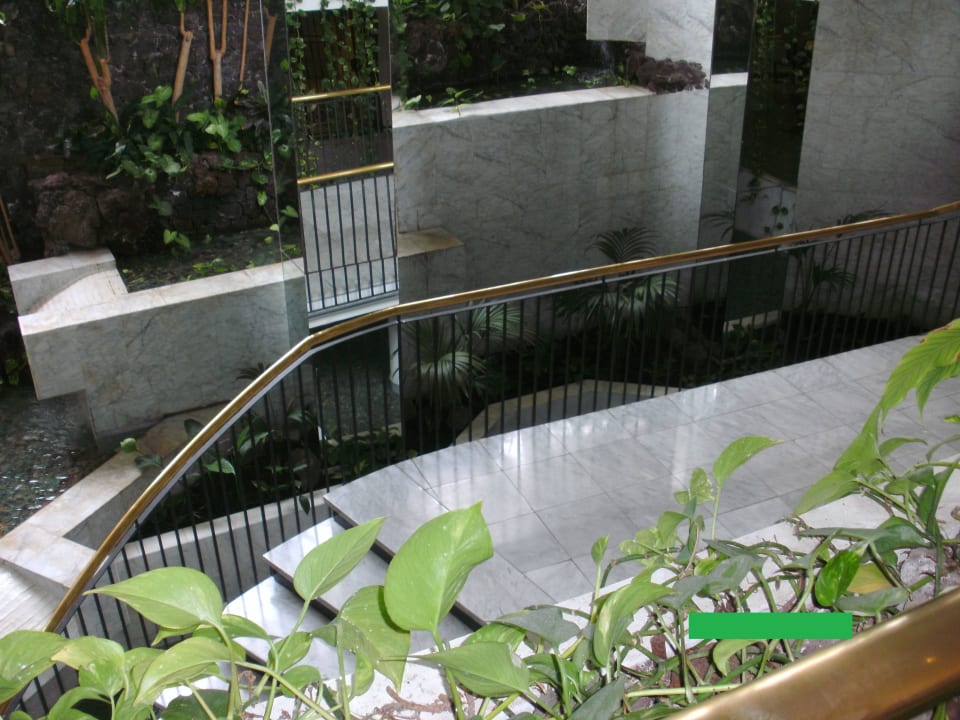 Weg zum Restaurant Coral La Quinta Park Suites