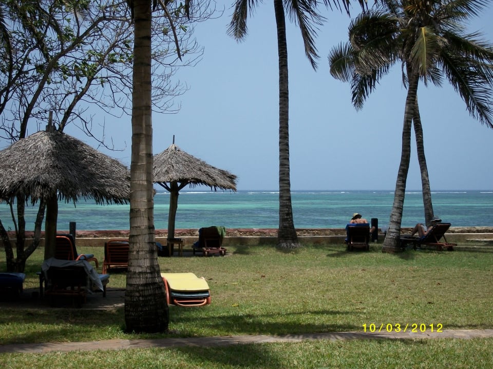 Von den Liegewiesen zum Meer Neptune Village Beach Resort & Spa