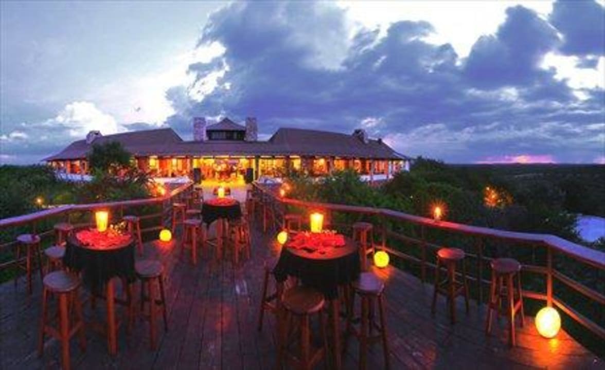 Blick auf die Etosha Safari Lodge von der Terrasse Etosha Safari Lodge