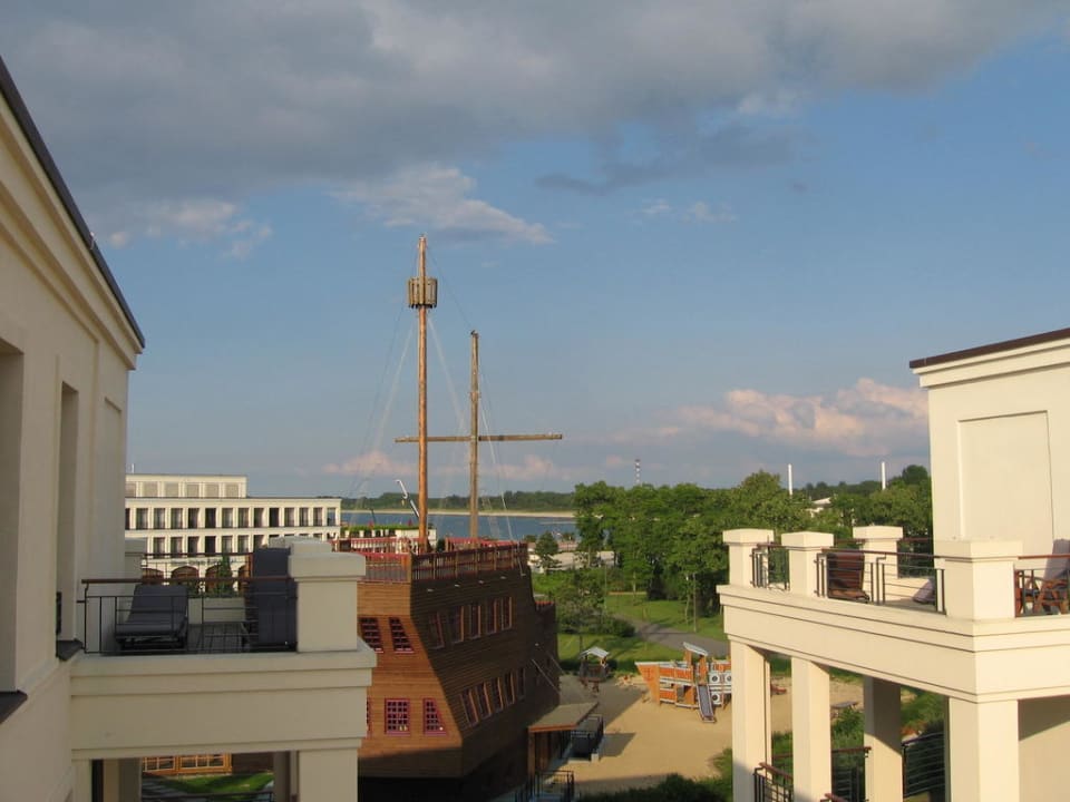 Ausblick auf den Kinderspielbereich  Hotel Yachthafenresidenz Hohe Düne