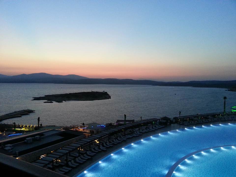 Poolanlage bei Nacht Royal Teos Thermal Resort Clinic & SPA