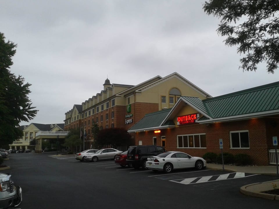 Hotel von außen Holiday Inn Express State College at Williamsburg Square
