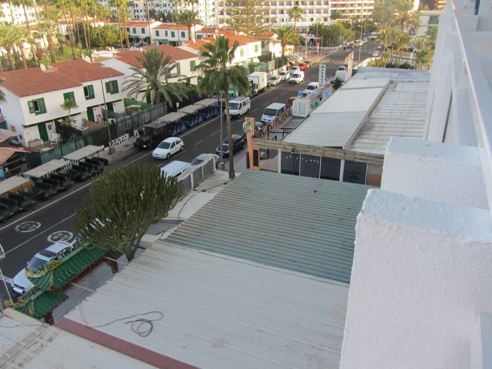 Geschäfte vor Hotel, Blick vom Zimmer LABRANDA Marieta - Adults only