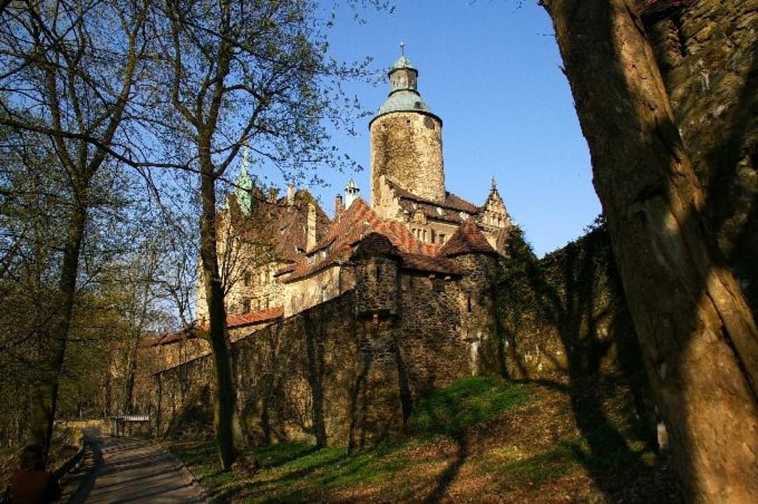 Widok na zamek ze ścieszki wokół zamku Hotel Zamek Czocha