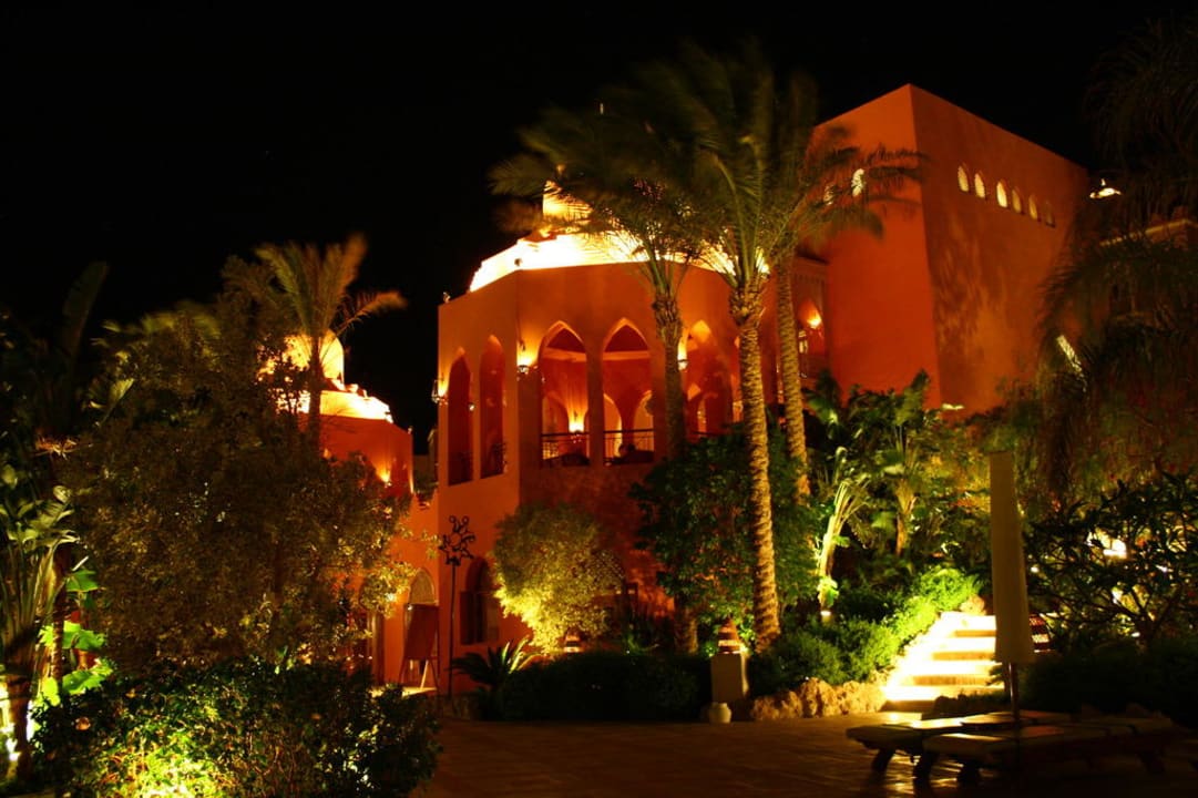 Garten am Abend - das ganze Hotel strahlt  Makadi Palace