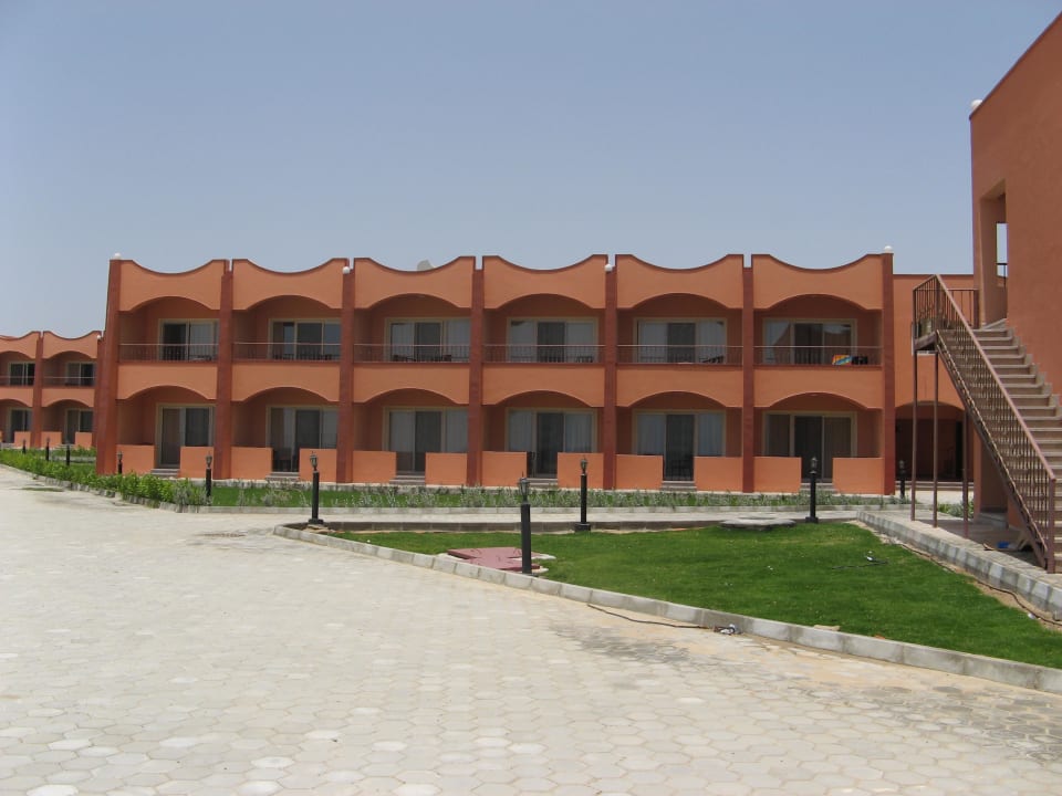 Zimmerblock in der Mitte der Anlage Three Corners Happy Life Beach Resort