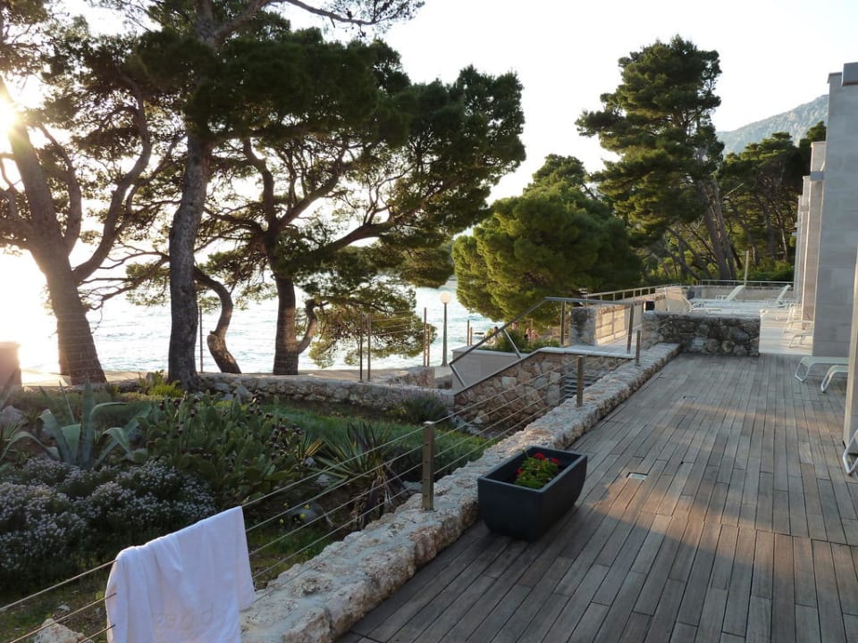 Garten mit Poolterrasse und Blick aufs Meer Bluesun Hotel Soline