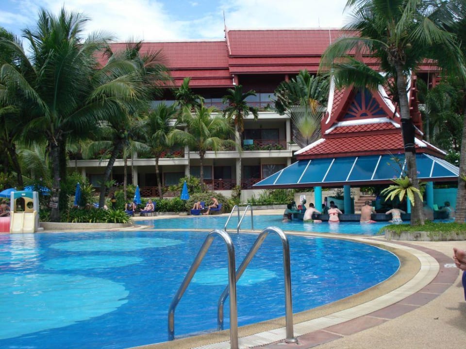 Ein schöner Pool mit Blick auf unser Zimmer Chada Thai Village Resort