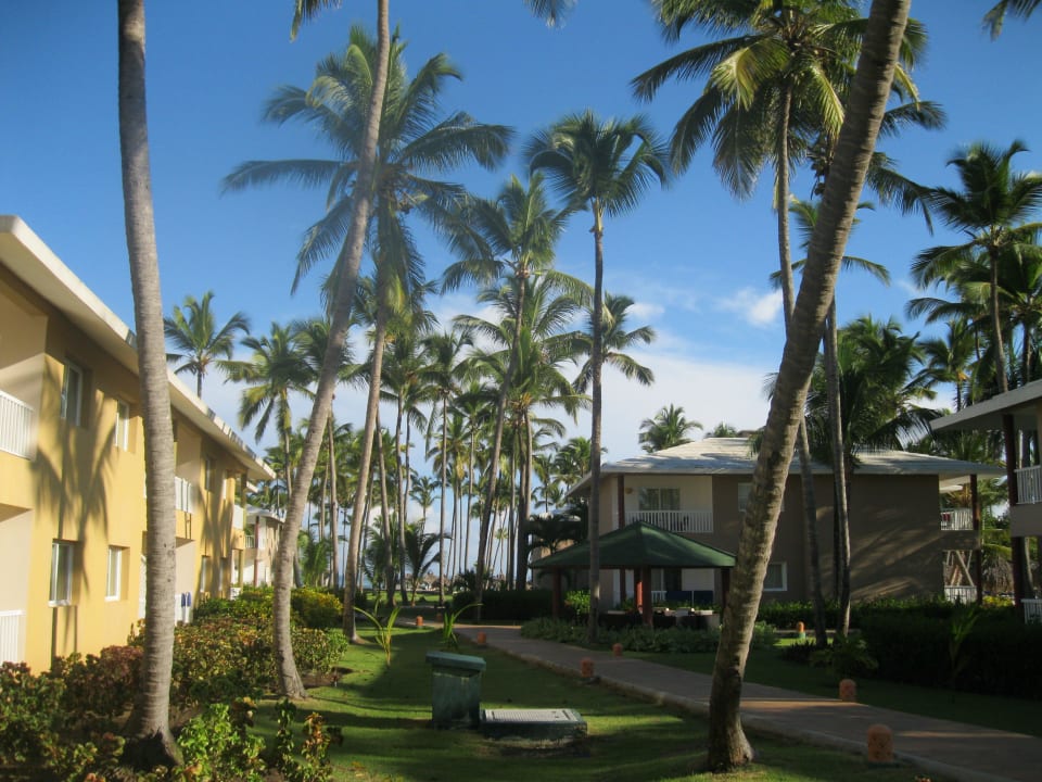 Gänge zwischen den Gebäuden Grand Sirenis Punta Cana Resort & Aquagames
