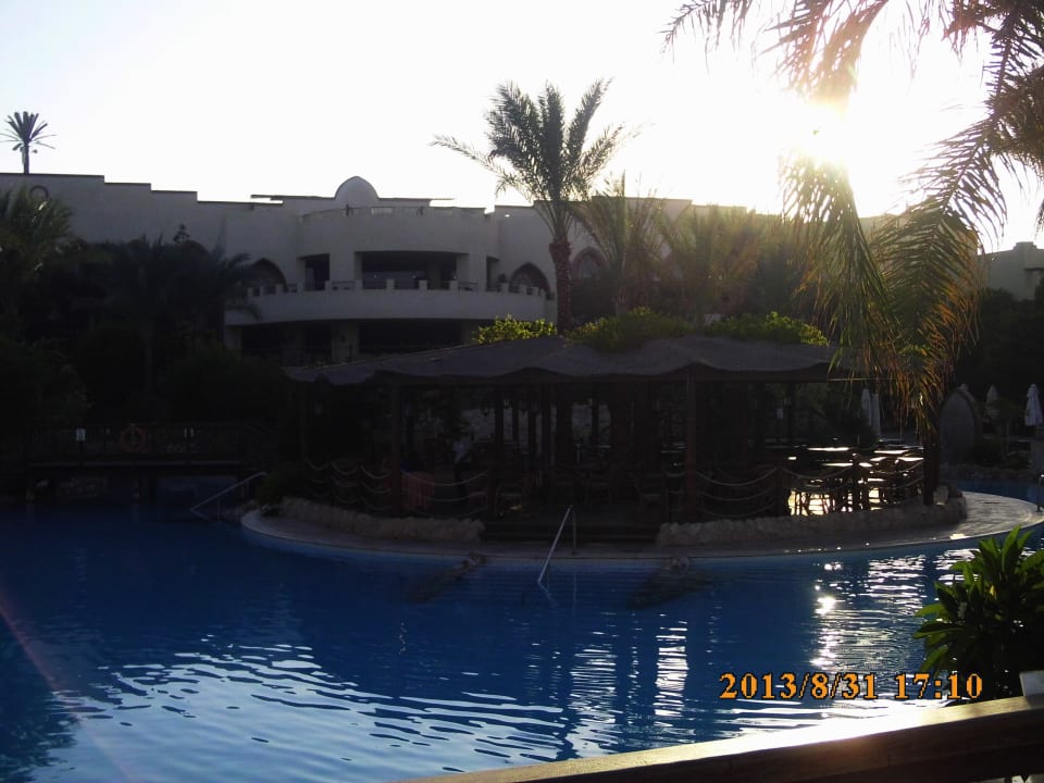 Pool mit Poolbar und Blick auf die Terrassenbar The Grand Hotel Sharm El Sheikh