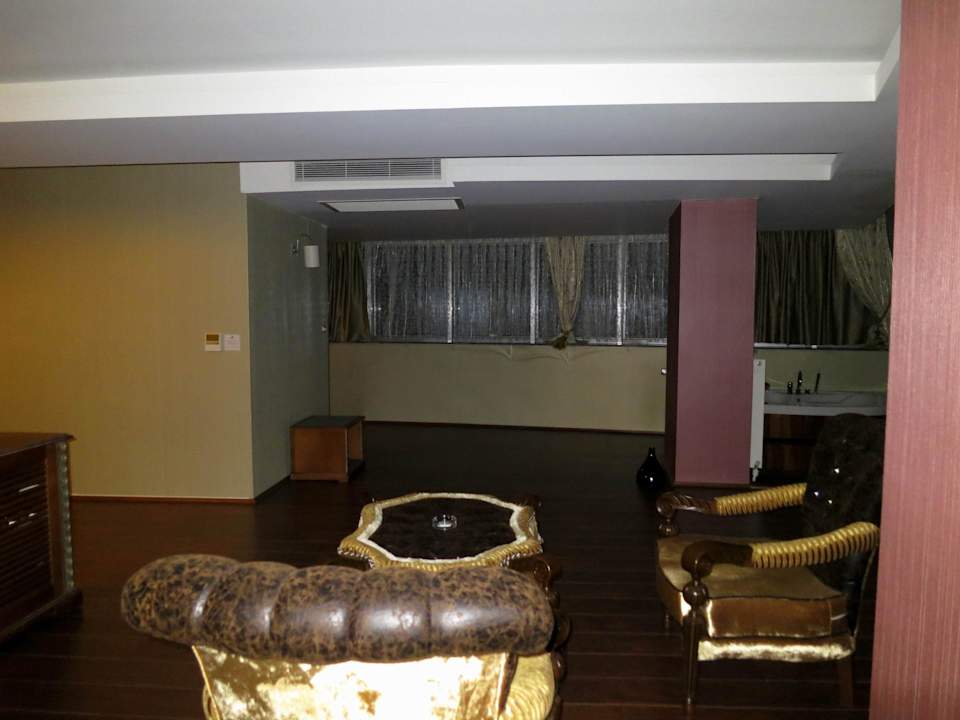 Aufenthalt und Schlafbereich Hotel Golden Palas