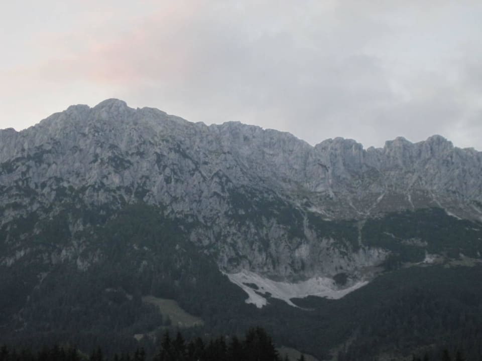 Blick vom Zimmer. Das Wetter wurde noch sonniger Garni Hotel - Das Alpin Kaiserzeit