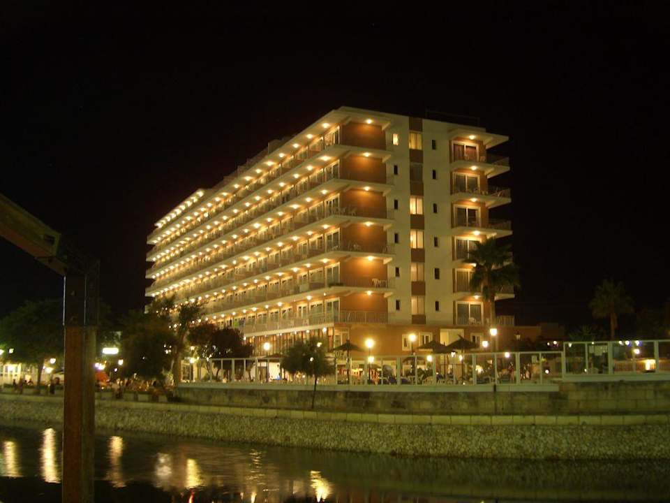 Das Hotel am Abend Hotel Playa Moreia