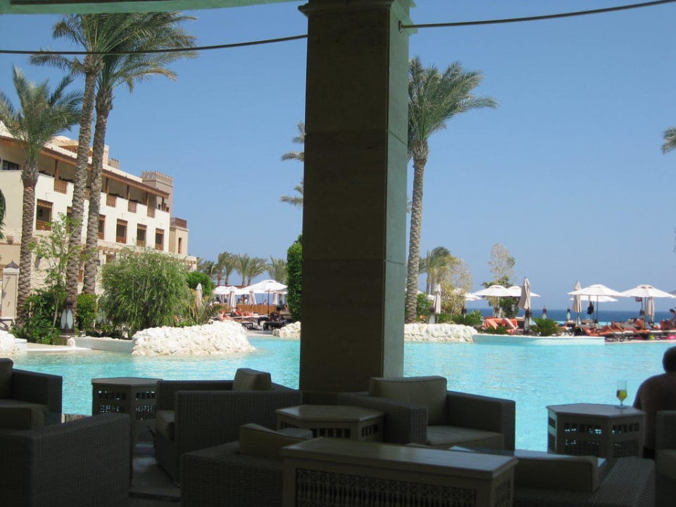 Bilck von der Poolbar über Pools zum Meer Makadi Spa - Adults only