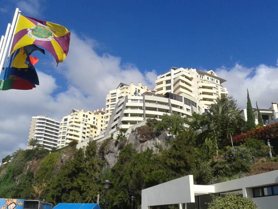 Hotel aus Sicht des Schwimmbades  Hotel Madeira Regency Cliff