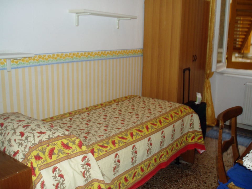 Singola con bagno condiviso Albergo Novecento