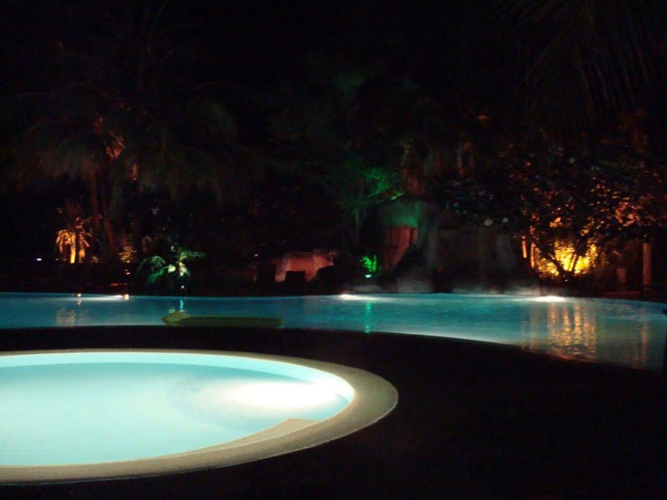 Pool am Abend Kuramathi Maldives