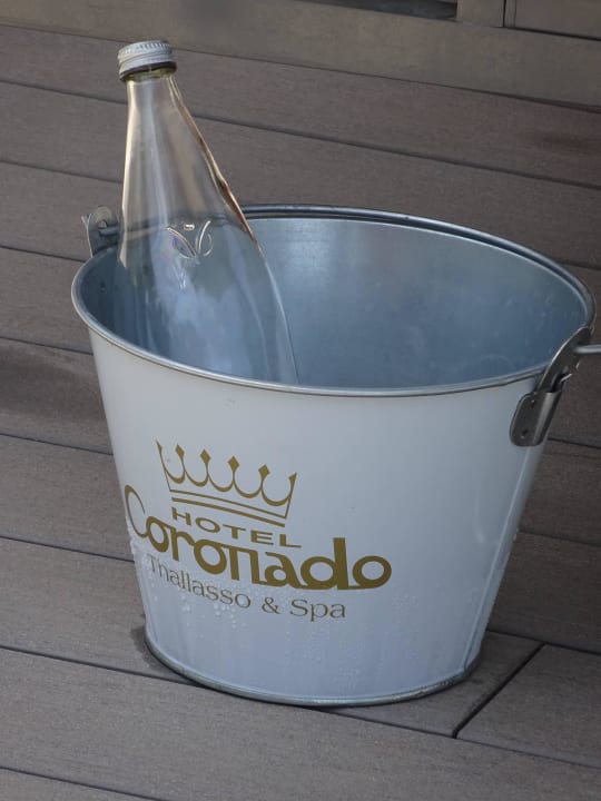 Am Pool gab es die Getränke stilvoll gekühlt Hotel Coronado Thalasso & Spa