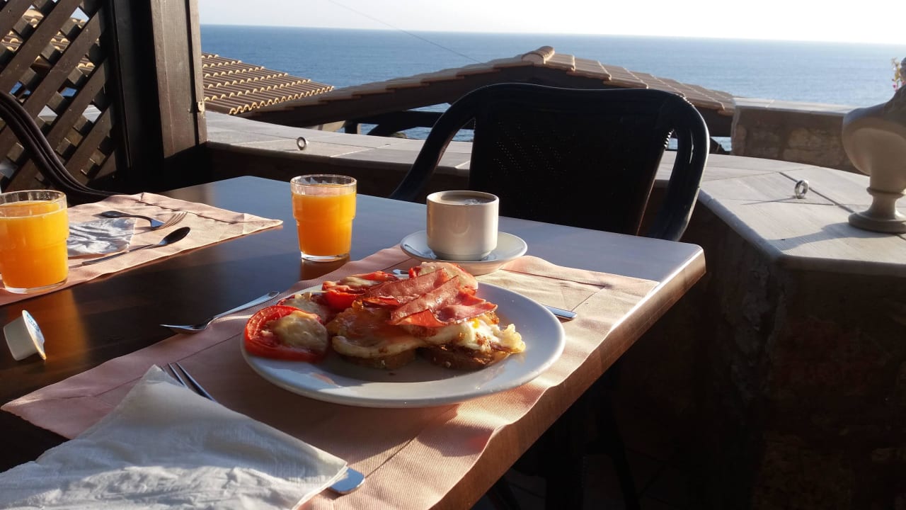 Früstück im Sonnenschein Hotel Kalithea Horizon Royal