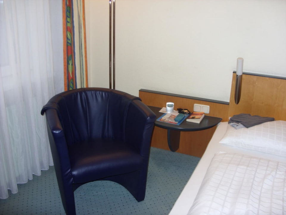 Sessel neben dem Bett Grand Hostel Berlin Urban