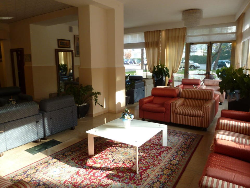 Sitzecke im Eingangsbereich Hotel Eliseo