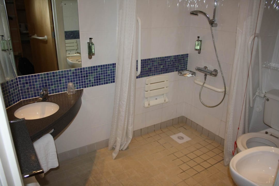 Disabled access bathroom Hotel Holiday Inn Express Dunfermline