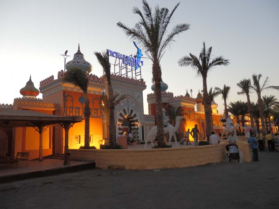 Eingang bei Nacht Pickalbatros Alf Leila Wa Leila Resort - Neverland Hurghada