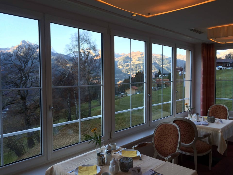 Tische mit Talblick im Restaurant Hotel Fernblick Montafon