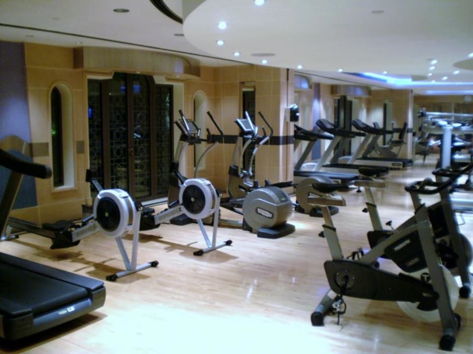 Eines von zwei Fitnessstudios Emirates Palace Mandarin Oriental