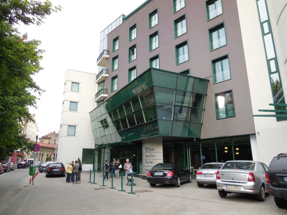 Die Frontansicht DoubleTree by Hilton Hotel Cluj - City Plaza