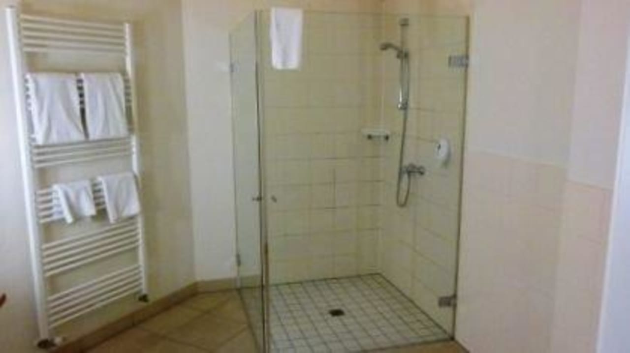 Das Bad  mit ebenerdiger Duschkabine Hotel Wyndham Garden Quedlinburg Stadtschloss