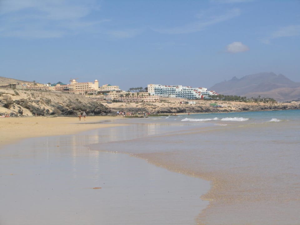Blick vom Lagunen-Strand auf das Hotel R2 Pajara Beach