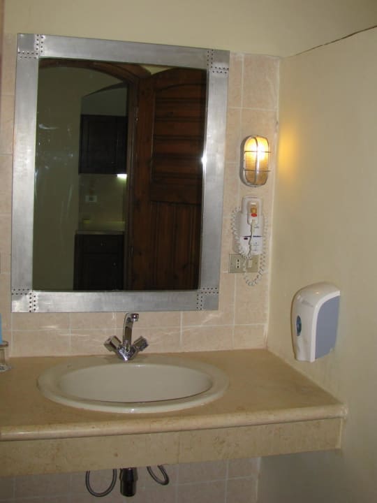 Waschtisch im Standard DZ Three Corners Rihana Resort Deluxe