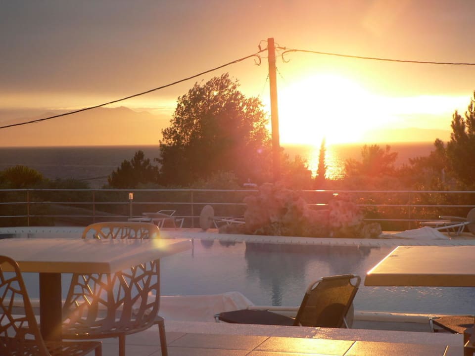 Sonnenuntergang auf der Hotel-Terrasse Louloudis Boutique Hotel & Spa - Adults only