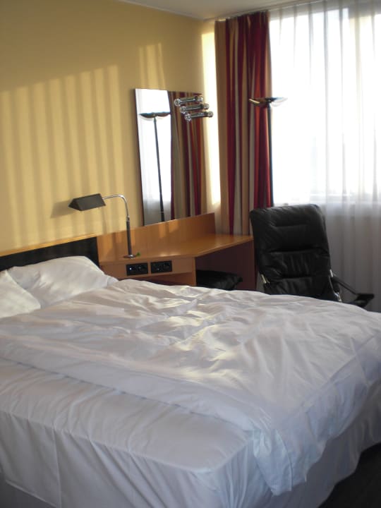 Gemütliches, großes Bett Hotel NH Düsseldorf City