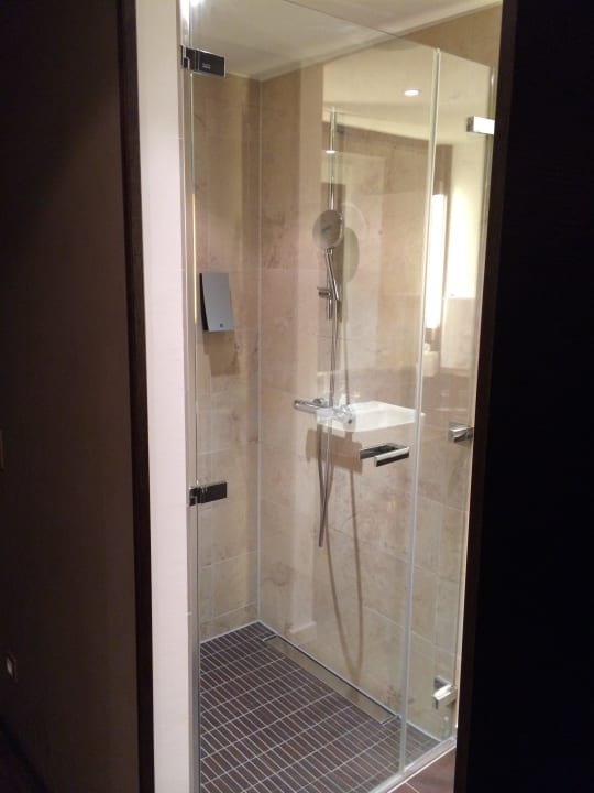 Geräumige Dusche INFINITY Hotel & Conference Resort Munich