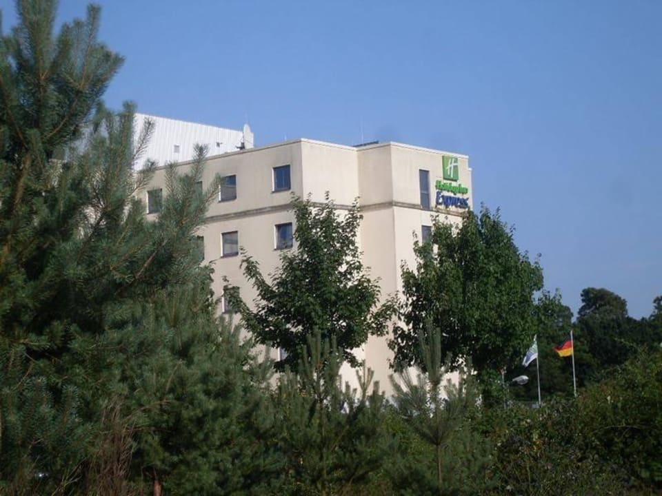 Von Grün umgeben Holiday Inn Express Frankfurt - Airport