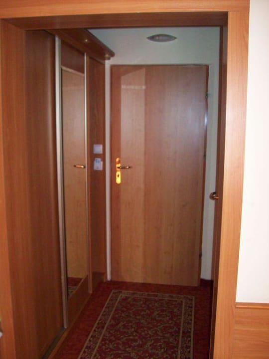 Wejście do pokoju i szafa Hotel Gołębiewski